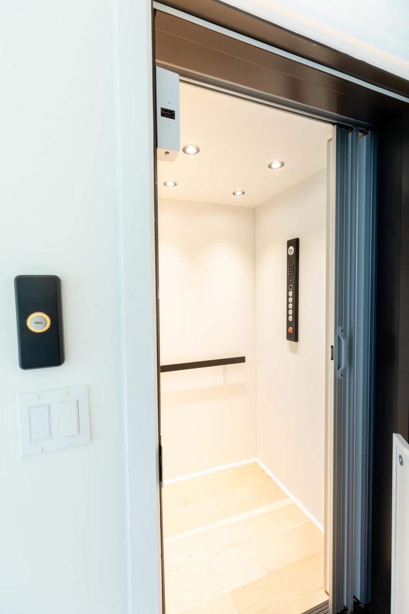 Luxurious Dowtown With Private Rooftop *