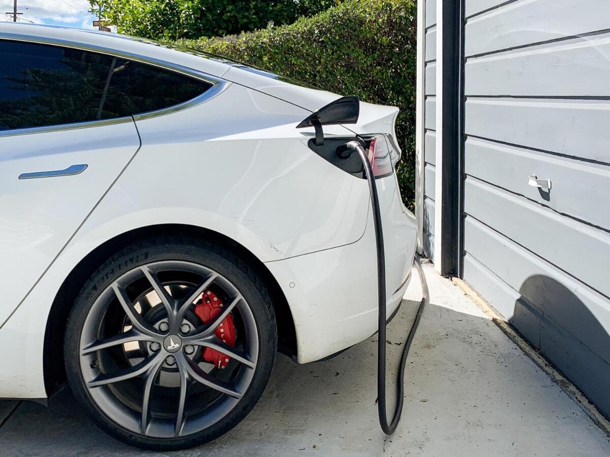 1884 Elegant Fire Pit, Tesla Tech, Near Dt *